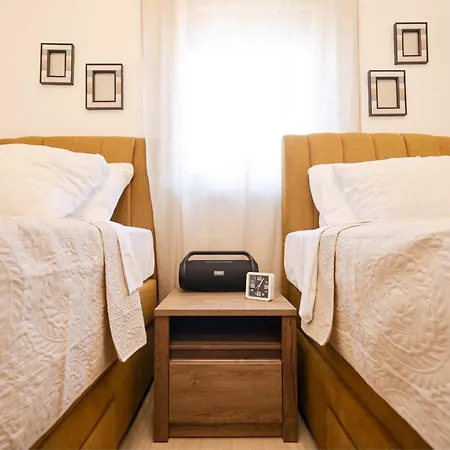 Belvedere Luxury Two Bedroom With Parking شقة