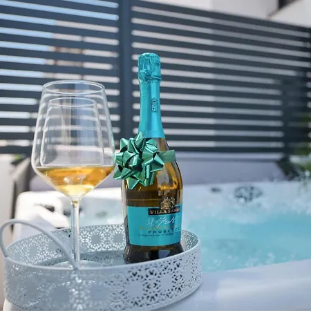 Belvedere Luxury Two Bedroom With Parking شقة زادار
