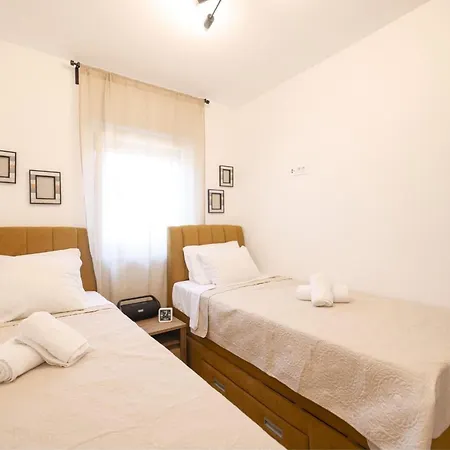 Belvedere Luxury Two Bedroom With Parking شقة